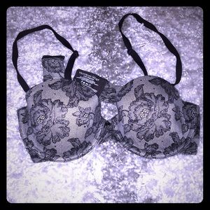 Push-up bra with lace and rhinestone detail ✨